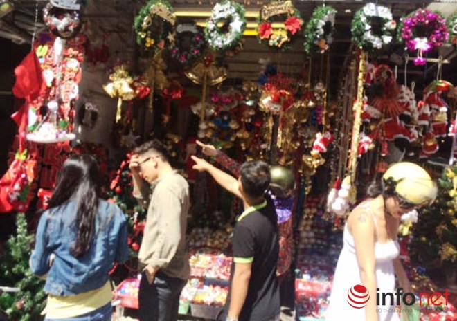Thị trường Noel: Thông “tứ sắc” rực rỡ giá rẻ tràn ngập - 12
