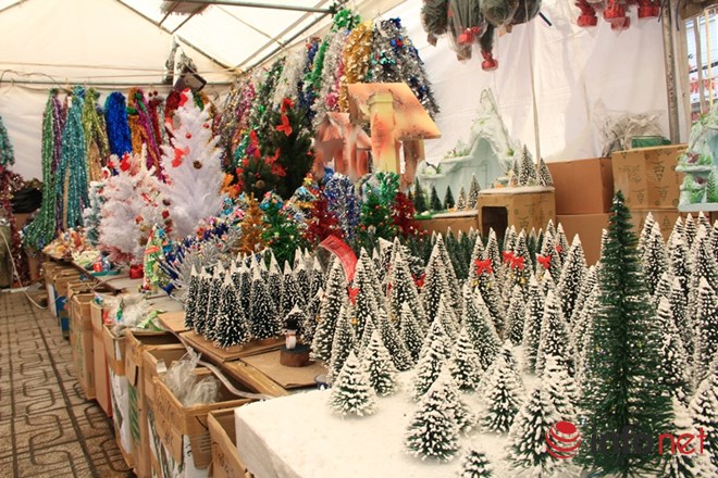 Thị trường Noel: Thông “tứ sắc” rực rỡ giá rẻ tràn ngập - 2