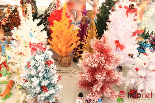 Thị trường Noel: Thông “tứ sắc” rực rỡ giá rẻ tràn ngập - 3