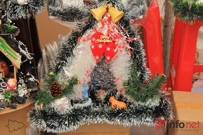 Thị trường Noel: Thông “tứ sắc” rực rỡ giá rẻ tràn ngập - 4