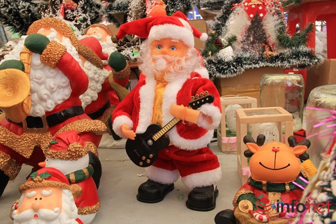 Thị trường Noel: Thông “tứ sắc” rực rỡ giá rẻ tràn ngập - 5