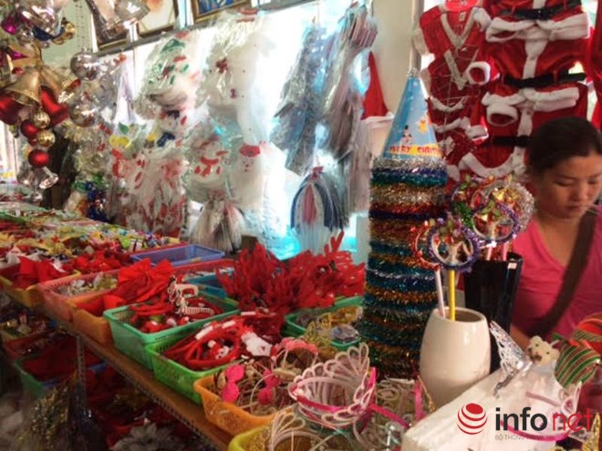 Thị trường Noel: Thông “tứ sắc” rực rỡ giá rẻ tràn ngập - 7