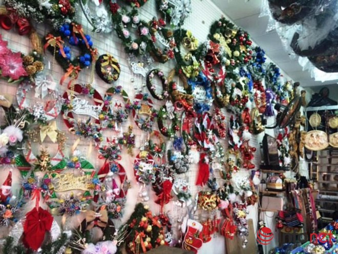 Thị trường Noel: Thông “tứ sắc” rực rỡ giá rẻ tràn ngập - 8
