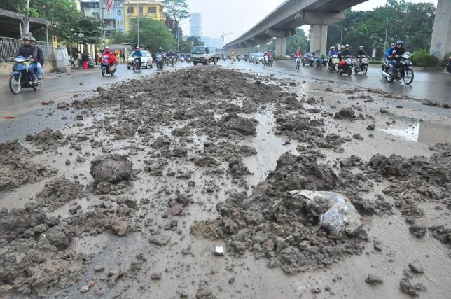 HN: Bùn đất thải kéo dài hàng km trên đường Nguyễn Trãi - 1
