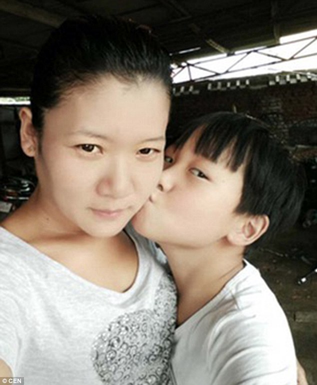 Xúc động nụ hôn cuối của mẹ dành cho con bị chết não - 2