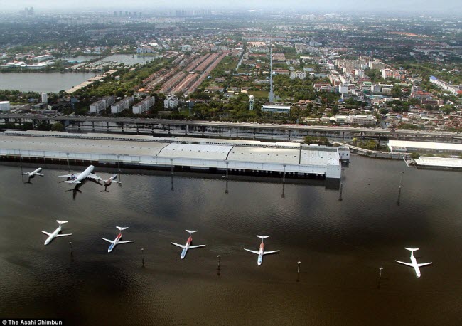 Các máy bay bị ngập trong nước sau trận lụt khủng khiếp năm 2011 tại sân bay quốc tế Don Mueang ở Bangkok, Thái Lan. Các phi công rất căng thẳng khi điều khiều máy bay cất/hạ cánh xuống sân bay này vì đường băng nằm ngay sát một sân golf.