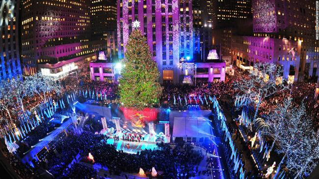 New York, Mỹ luôn rực rỡ, sôi động mỗi dịp Giáng sinh. Địa điểm thu hút nhiều du khách nhất là khu phức hợp thương mại Rockefeller với cây thông Noel 81 tuổi và sân trượt băng 78 năm tuổi. Các cửa hàng thời trang, quà tặng trang hoàng lung linh để du khách mua sắm và thăm quan.
