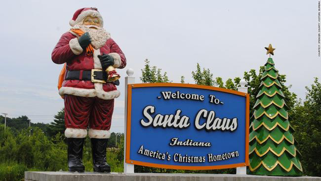 Ở thị trấn Santa Claus, bang Indiana, Mỹ, lễ hội Giáng sinh kéo dài suốt năm. Mỗi năm, có hàng ngàn bức thư của trẻ em khắp thế giới gửi về Santa Claus và ở đây có một nhóm tình nguyện viên của ông già Noel cố gắng trả lời tất cả các bức thư này.
