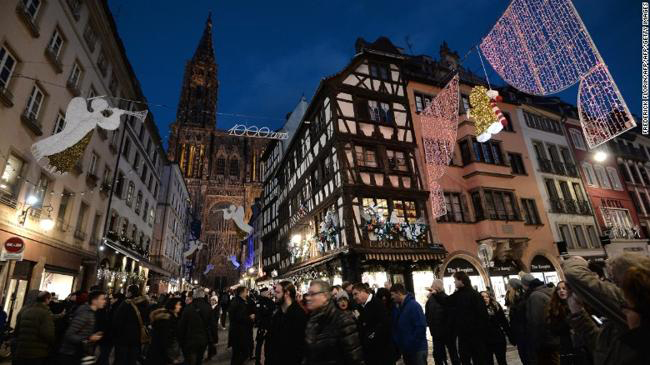 Thành phố Strasbourg, Pháp lung linh trong lễ Noel khi hàng loạt ngôi làng ở đây được trang hoàng theo chủ đề Giáng sinh. Du khách được thưởng thức các món ăn truyền thống của Giáng sinh, tham gia các buổi hòa nhạc và nhiều sự kiện văn hóa.
