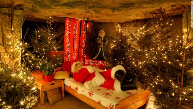 Thị trấn Valkenburg là trung tâm của Hà Lan trong dịp Noel. Hang Valkenburg Velvet được chuyển thành nơi tổ chức hội chợ và nơi ở của ông già Noel để du khách tham quan. Bạn tha hồ mua sắm quà tặng, đồ thủ công truyền thống, món ăn tại hội chợ ở đây.
