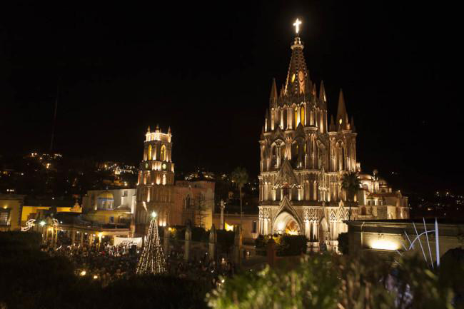 Thành phố San Miguel de Allende, Mexico sặc sỡ sắc màu vào&nbsp;dịp Giáng sinh. Du khách còn được xem cuộc diễu hành sôi động mô phỏng cuộc hành trình đến đất thánh Bethlehem.
