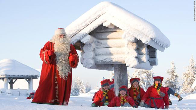 Khu vực Rovaniemi, làng Lapland, Phần Lan được cho là nơi cư ngụ của ông già Noel nên nơi đây năm nào cũng tấp nập du khách vào dịp Giáng sinh. Ngôi làng có nhiều điểm thăm quan như ngôi nhà Giáng sinh, lâu đài tuyết, khách sạn ông già Noel 4 sao, chụp hình với tuần lộc, gấu Bắc Cực.
