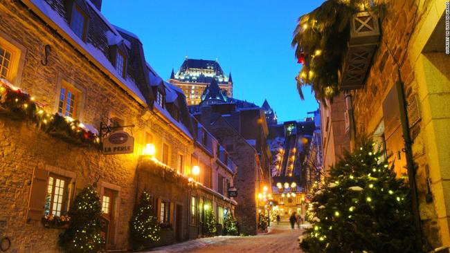 Quebec, Canada là địa điểm đón Noel tuyệt vời cho du khách. Bạn có thể thưởng thức những món ngon của Canada, tham gia hội chợ Giáng sinh, trượt tuyết, trượt băng và ngắm cây thông làm từ đồ tái chế.
