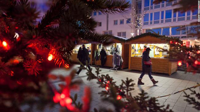 Giáng sinh ở Reykjavik, Iceland có nét đặc biệt đó là phong tục 13 "Yuletide Lads" (ông già Noel lôi thôi) sẽ đi phát quà cho các trẻ em ngoan suốt trong 13 đêm trước khi đêm Giáng sinh diễn ra. Ở đây bạn có thể đi hội chợ mua quà, đồ trang trí thủ công, thưởng thức đồ ăn ngon.
