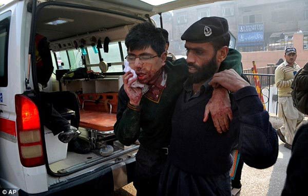 Taliban thảm sát trường học Pakistan, bắn chết hàng trăm trẻ em - 1