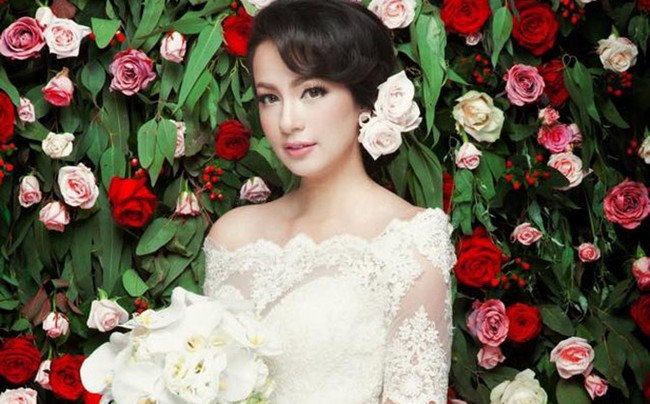 Trước đó vào tháng 12.2013, một bài báo tựa đề “Siêu mẫu Ngọc Thúy chửi mắng, đuổi bố mẹ ra khỏi nhà” đã gây xôn xao dư luận với những chi tiết cho rằng Ngọc Thúy đuổi cha mẹ, cặp kè người nổi tiếng, không chăm sóc con cái, dùng chất gây nghiện...