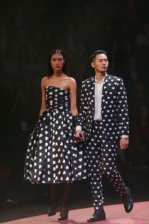 Angela Phương Trinh hôn mẫu nam trên sân khấu - 6