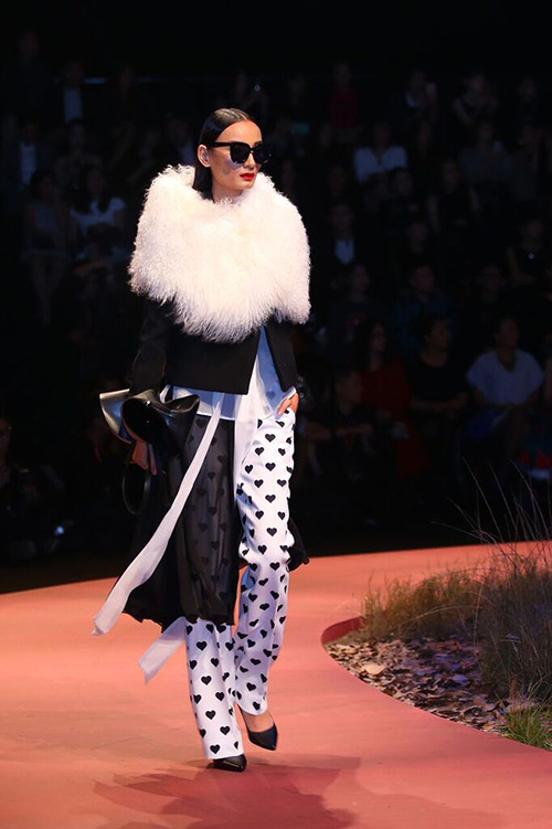 Angela Phương Trinh hôn mẫu nam trên sân khấu - 5