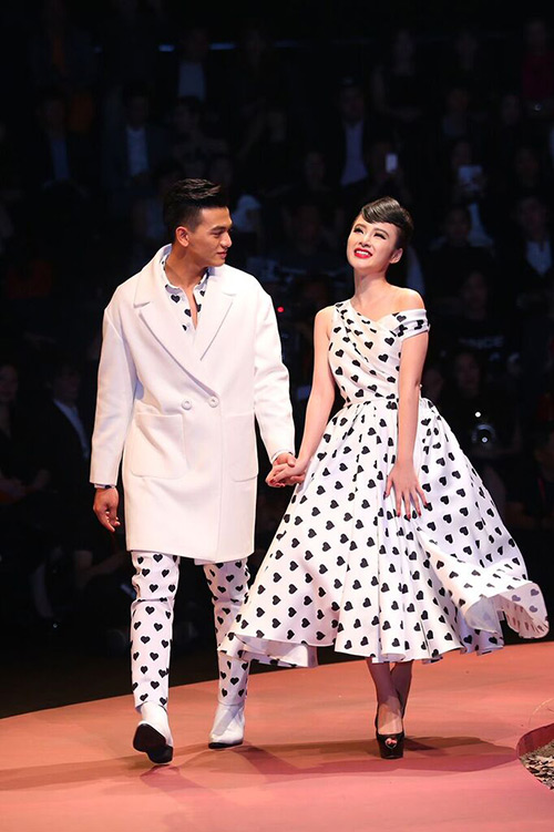 Angela Phương Trinh hôn mẫu nam trên sân khấu - 2