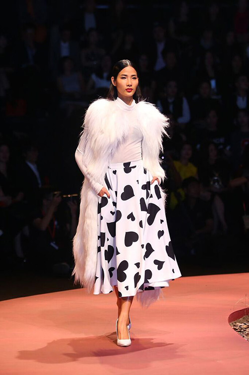 Angela Phương Trinh hôn mẫu nam trên sân khấu - 4