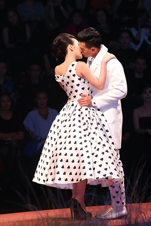 Angela Phương Trinh hôn mẫu nam trên sân khấu - 3