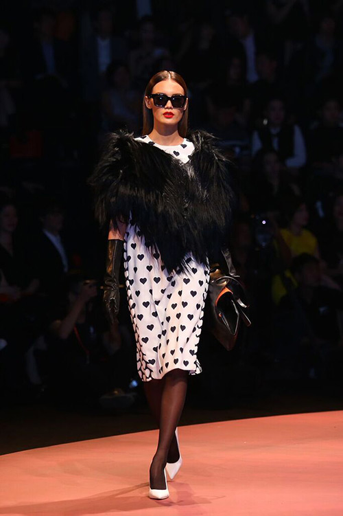 Angela Phương Trinh hôn mẫu nam trên sân khấu - 7