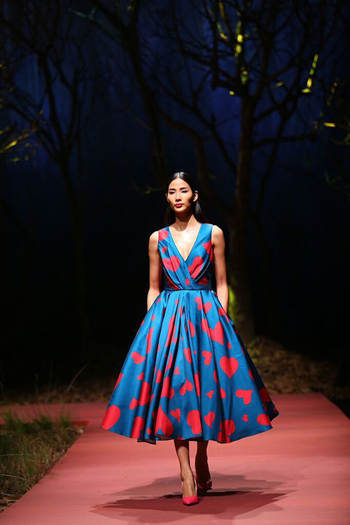 Angela Phương Trinh hôn mẫu nam trên sân khấu - 9