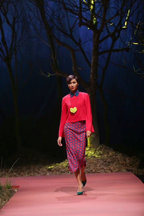 Angela Phương Trinh hôn mẫu nam trên sân khấu - 10