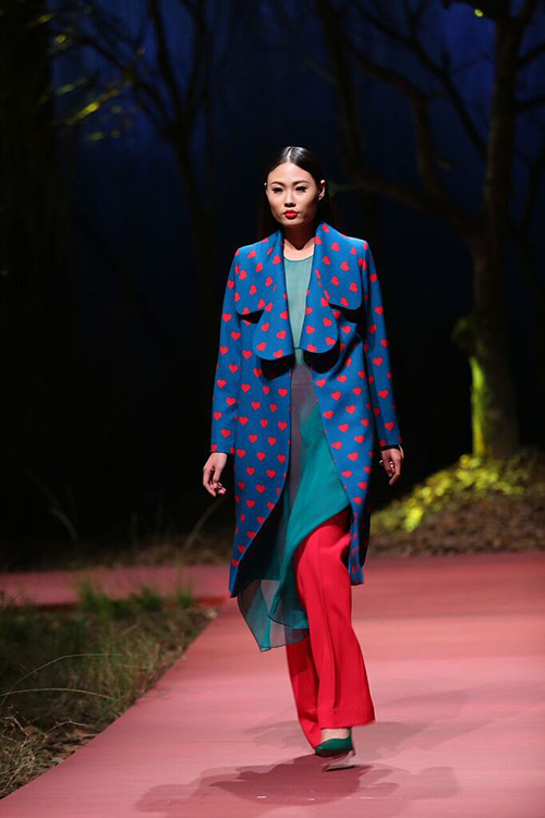 Angela Phương Trinh hôn mẫu nam trên sân khấu - 8