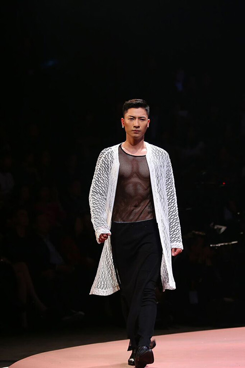 Angela Phương Trinh hôn mẫu nam trên sân khấu - 11