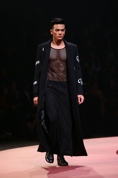 Angela Phương Trinh hôn mẫu nam trên sân khấu - 12