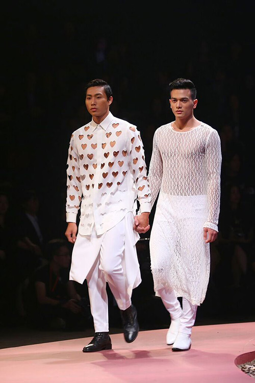 Angela Phương Trinh hôn mẫu nam trên sân khấu - 13