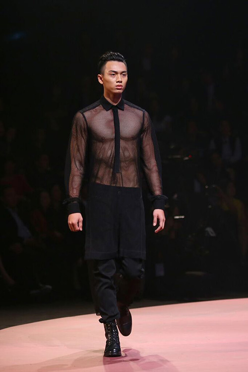 Angela Phương Trinh hôn mẫu nam trên sân khấu - 14