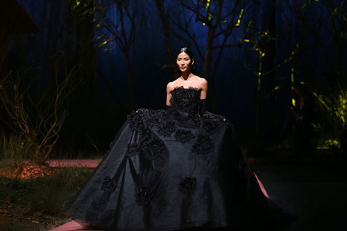 Angela Phương Trinh hôn mẫu nam trên sân khấu - 9