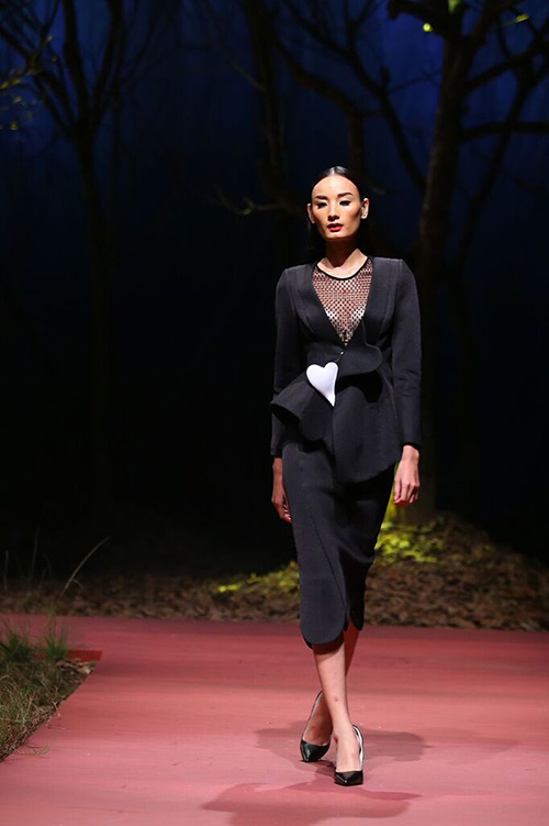 Angela Phương Trinh hôn mẫu nam trên sân khấu - 15