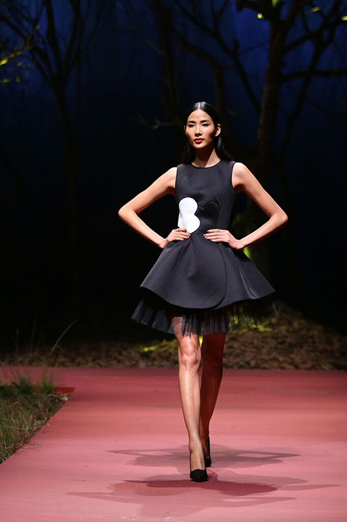 Angela Phương Trinh hôn mẫu nam trên sân khấu - 2