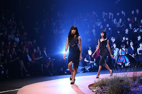 Angela Phương Trinh hôn mẫu nam trên sân khấu - 3