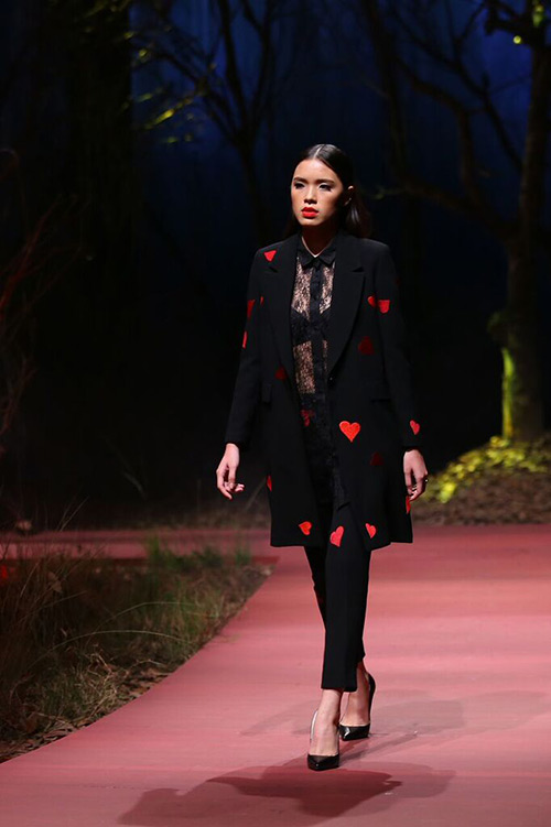 Angela Phương Trinh hôn mẫu nam trên sân khấu - 6