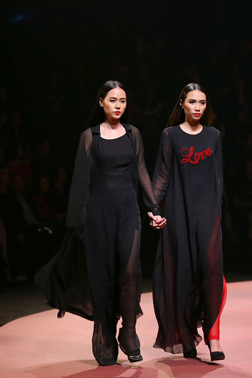 Angela Phương Trinh hôn mẫu nam trên sân khấu - 5