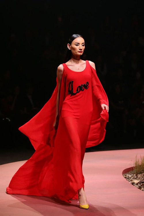 Angela Phương Trinh hôn mẫu nam trên sân khấu - 8