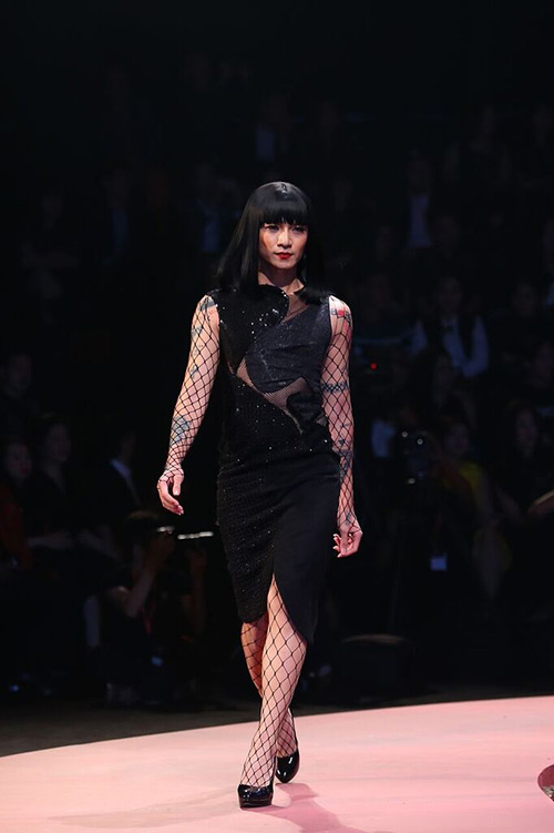 Angela Phương Trinh hôn mẫu nam trên sân khấu - 4