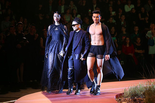 Angela Phương Trinh hôn mẫu nam trên sân khấu - 10