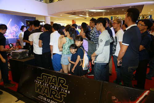 Fan Việt xếp hàng dài mua vé xem &#34;Star Wars&#34; sớm - 3