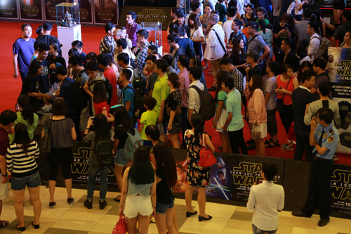 Fan Việt xếp hàng dài mua vé xem &#34;Star Wars&#34; sớm - 1