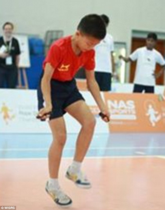 Video: Cậu bé Trung Quốc phá kỷ lục thế giới về nhảy dây - 1