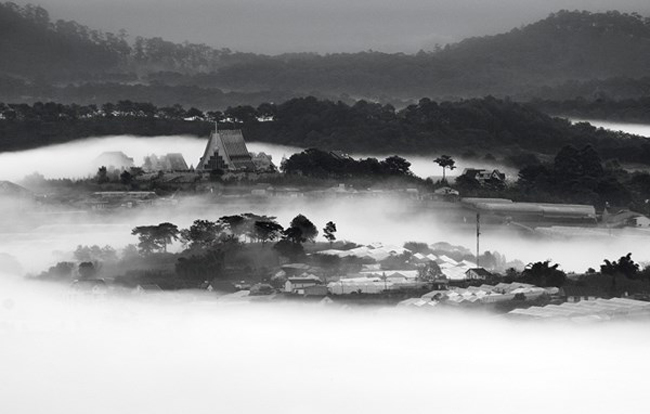 Đà Lạt luôn được mệnh danh là thành phố của sương mù. Không nơi đâu trên đất nước hình chữ S này sương bạt ngàn, triền miên như thế. 
