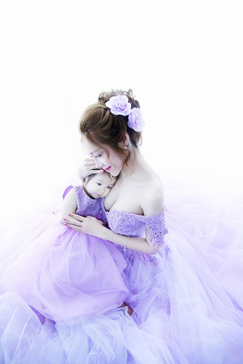 Chùm ảnh tình mẫu tử cảm động của Elly Trần và con gái - 2