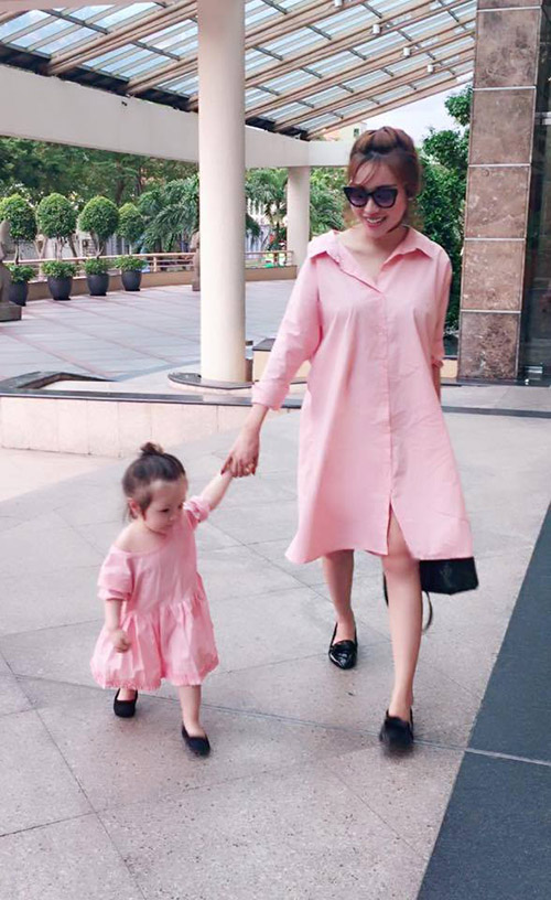 Chùm ảnh tình mẫu tử cảm động của Elly Trần và con gái - 4