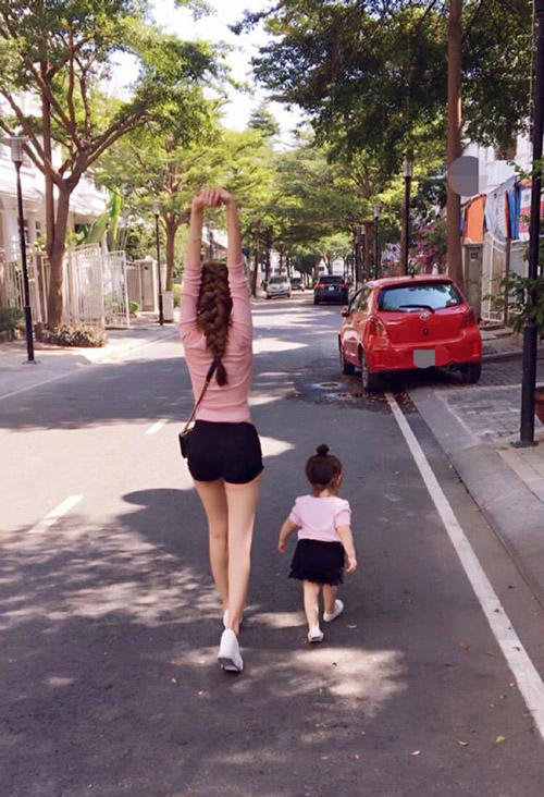 Chùm ảnh tình mẫu tử cảm động của Elly Trần và con gái - 5