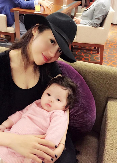 Chùm ảnh tình mẫu tử cảm động của Elly Trần và con gái - 6